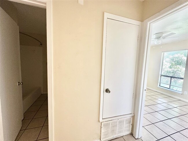 Building Photo - 207 W William Cannon Dr