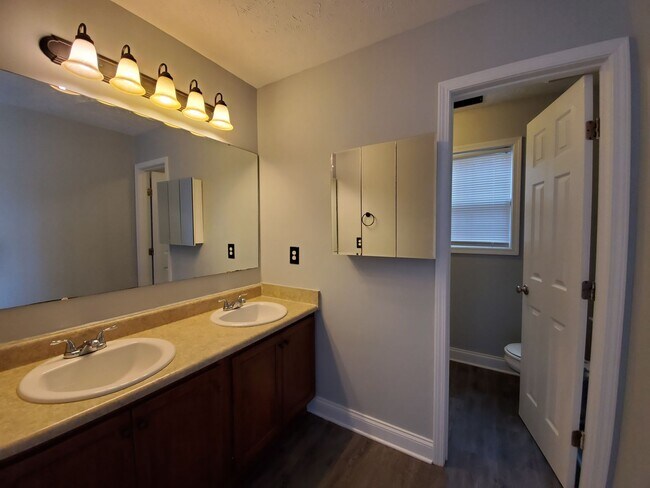 Building Photo - 142 N Copper Creek Dr