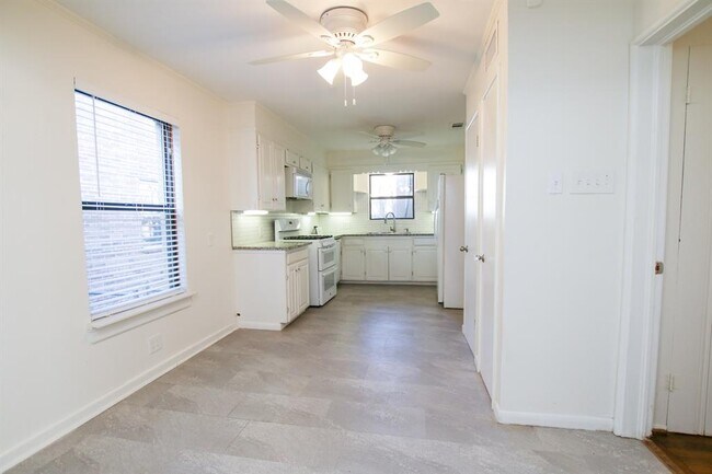 Building Photo - 6824 Southridge Dr