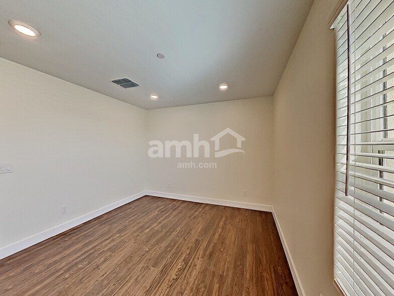 Building Photo - 5938 W Columbine Dr