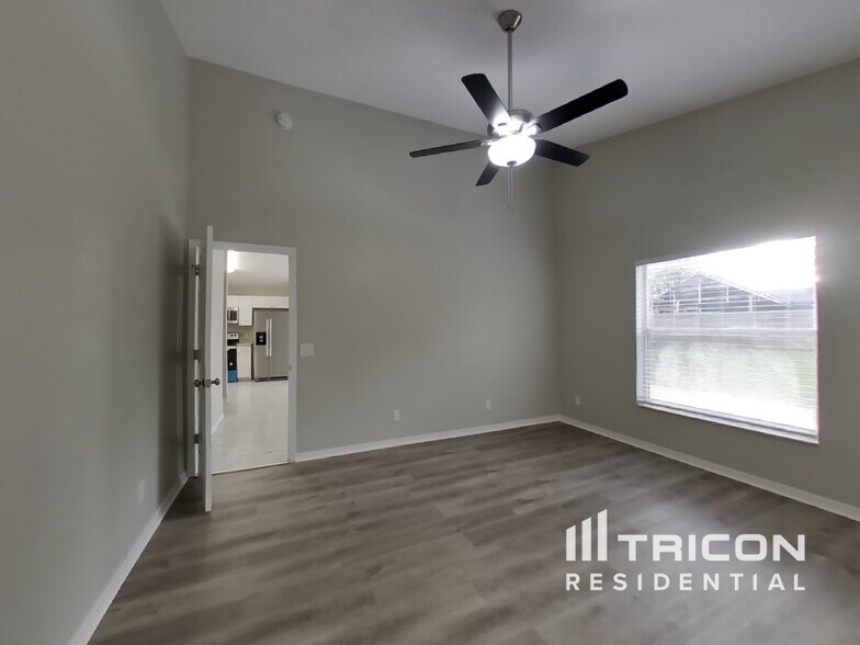 Building Photo - 2355 Island Club Way