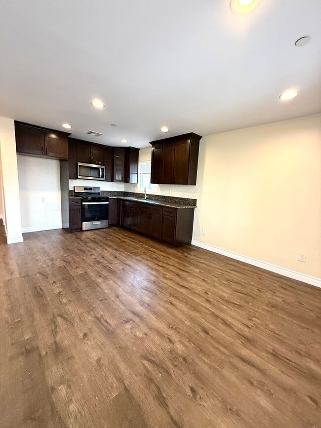 Building Photo - 645 E 78th St
