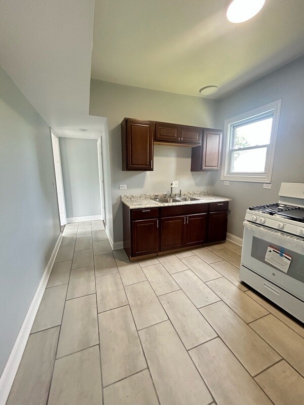Building Photo - 1852 W 58th St