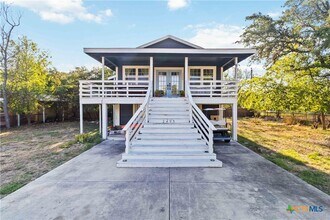 Building Photo - 2495 Lakeshore Dr