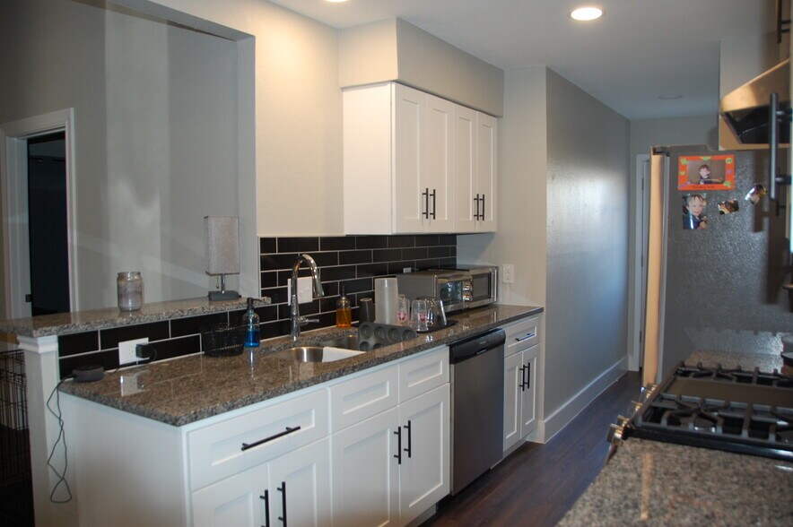 kitchen - 602 Peterson St