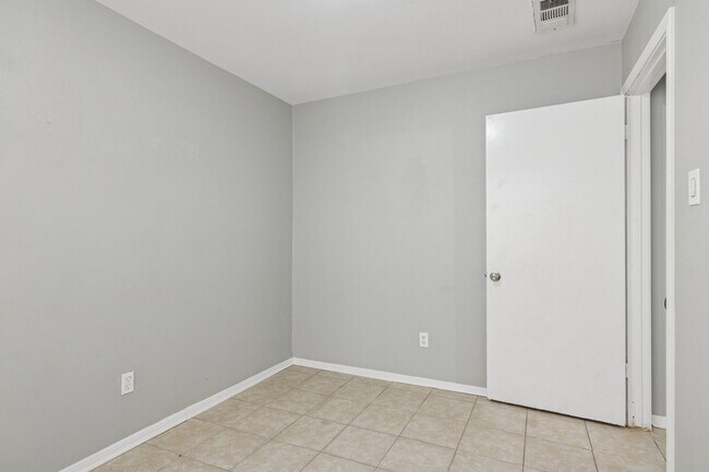 Building Photo - 3641 N MacGregor Way