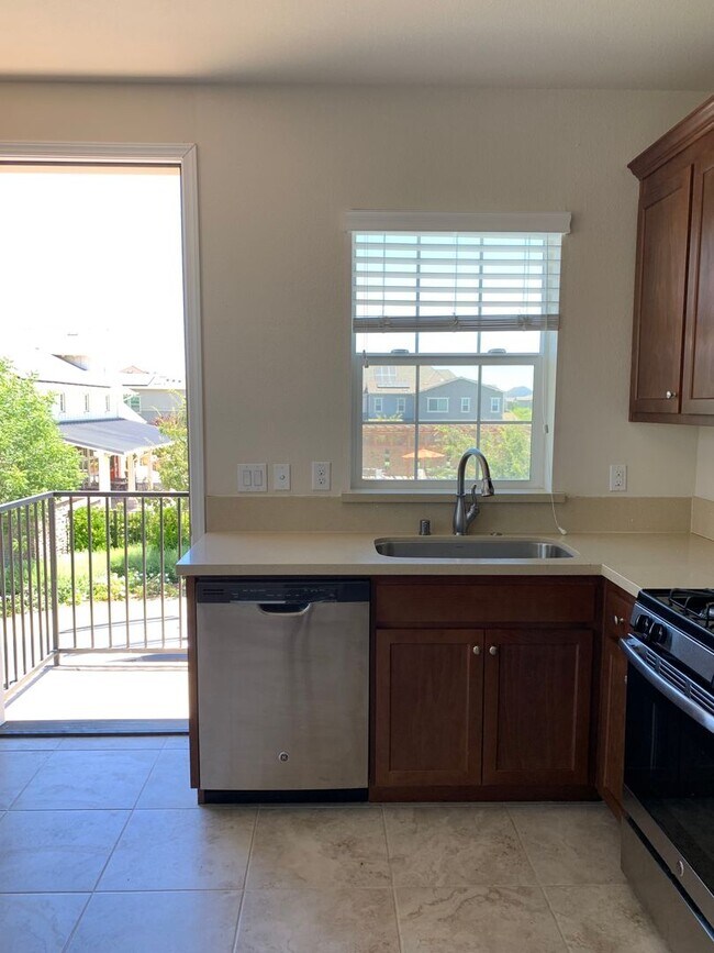 Building Photo - Nice 1 Bed 1 Bath upstairs apartment in the Cannery Neighborhood