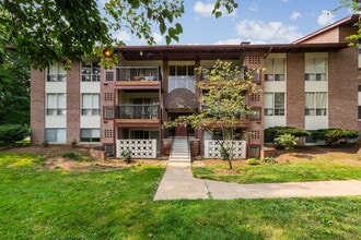 Building Photo - Updated Condo in the Heart of Vienna!