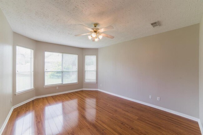 Building Photo - 4914 Mulberry Cir