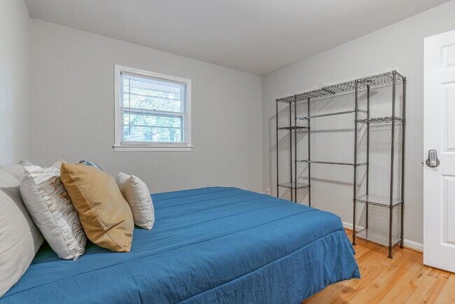 Building Photo - THE KNOLLVIEW | Spacious updated home just a 5-minute walk to bus 186, offering convenient and co...