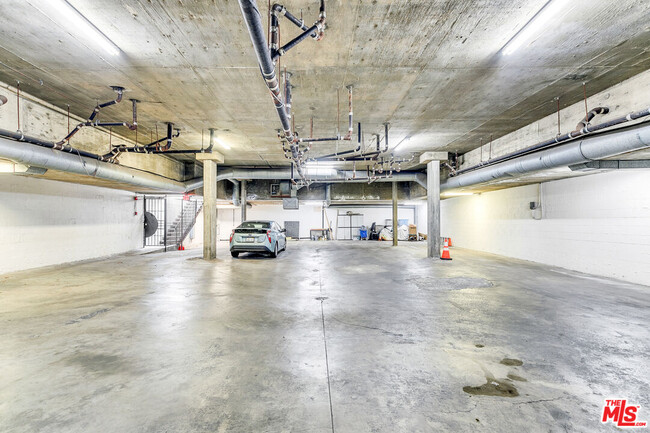 Building Photo - 815 N Las Palmas Ave