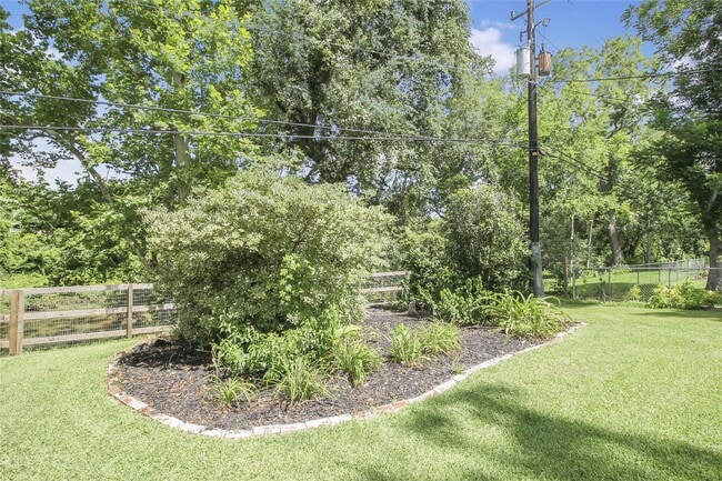 Building Photo - 536 Oak Dr