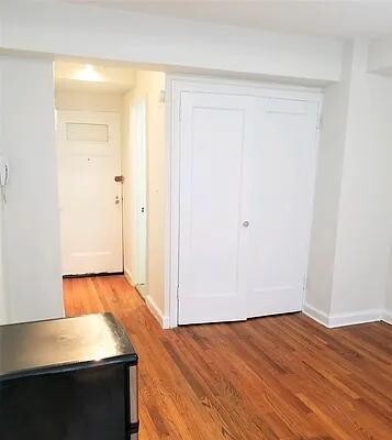 Building Photo - 304 E 41st St