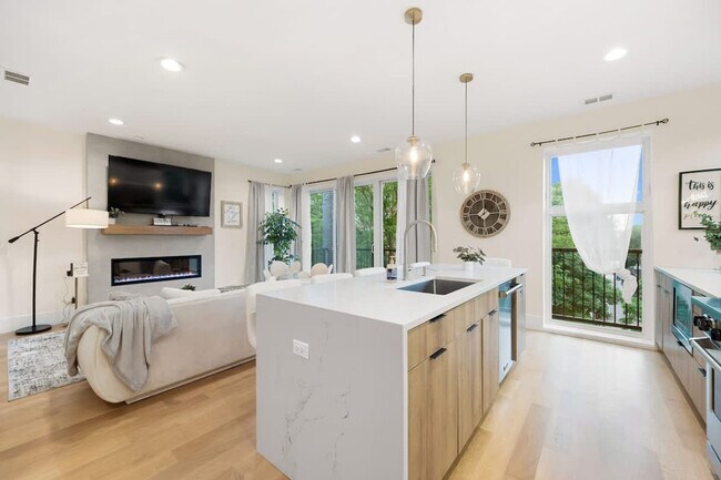 Building Photo - 2110 W Washington Blvd