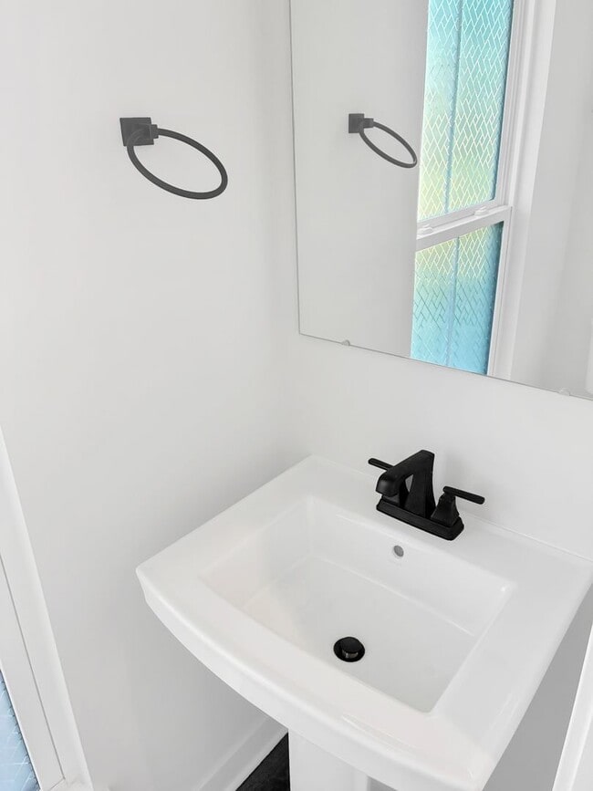 Building Photo - Modern Comfort & Style in a Prime Richmond Location