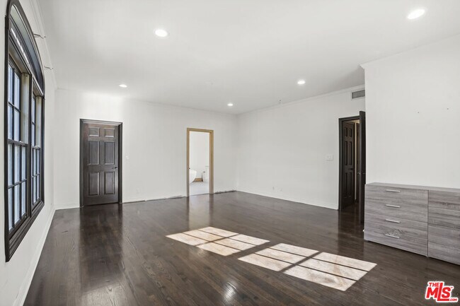 Building Photo - 1036 El Medio Ave