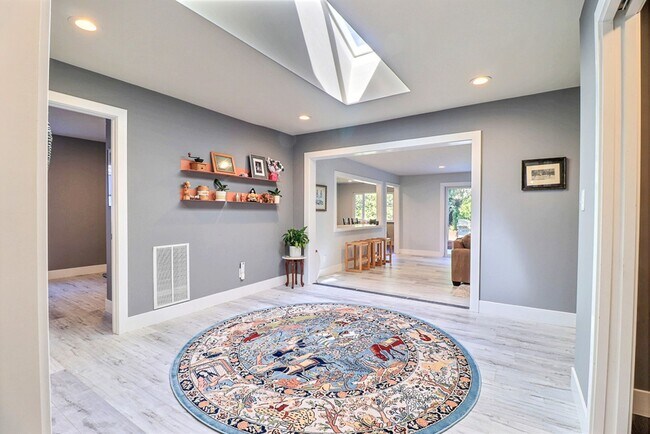 Building Photo - Stunning East Richmond Heights Home!