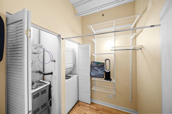 Building Photo - 910 W Madison St