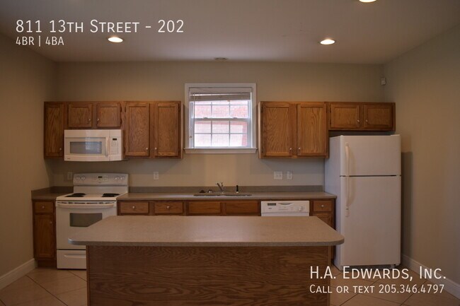 Building Photo - 811 13th St