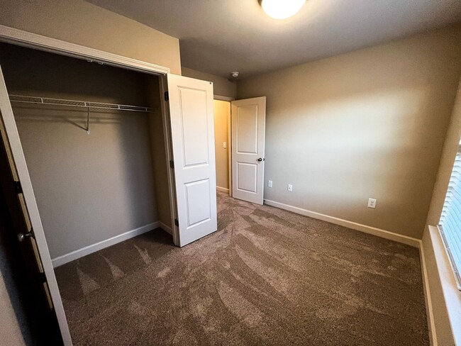 Building Photo - Cozy 3 bedroom, 2 1/2 bathroom townhome in...