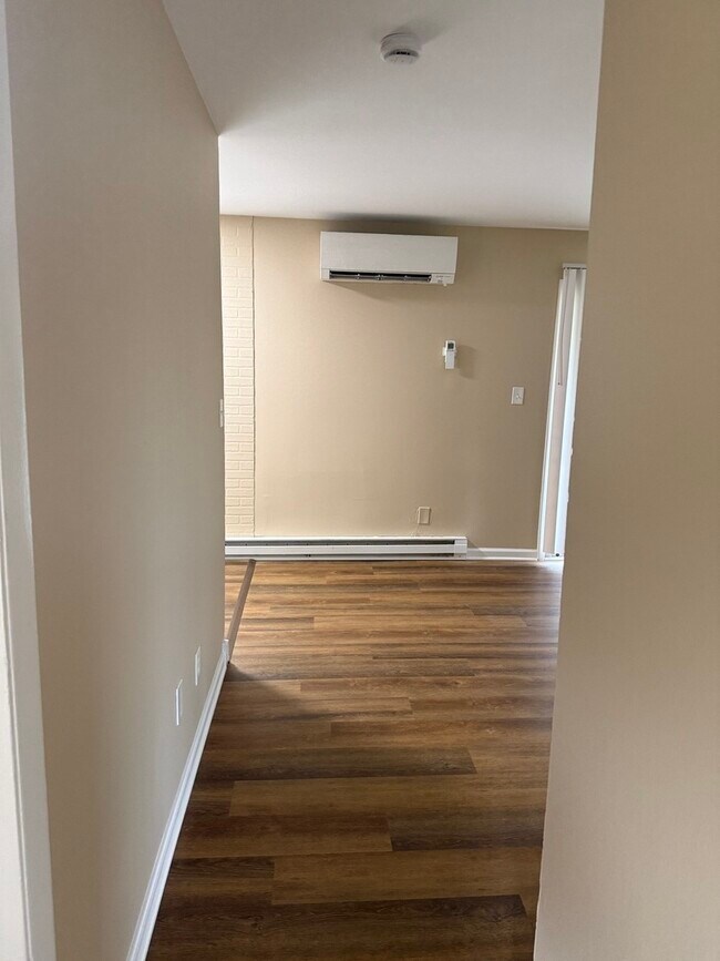 Building Photo - 1351 Monomoy St