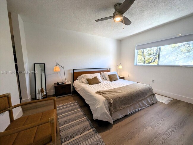 Building Photo - 445 SW 11th St