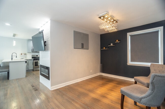 Building Photo - 9945 Sunnyside Ave