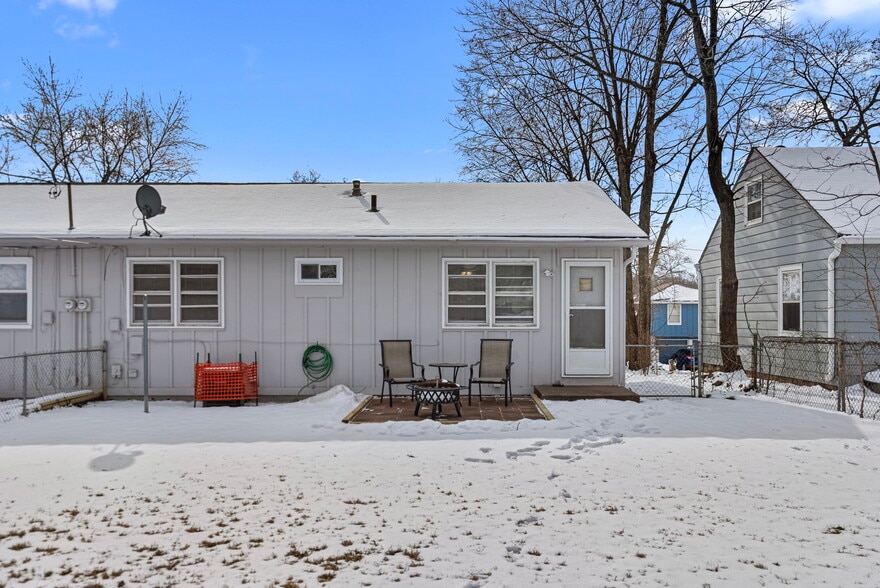 Building Photo - 906 E 84th St