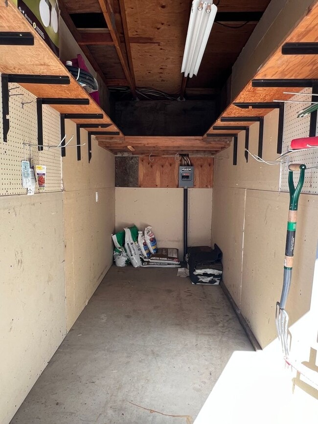 Building Photo - Spacious 3 bed/2 bath home with RV/Boat parking, shop and storage shed, a/c, deck with VIEWS and ...