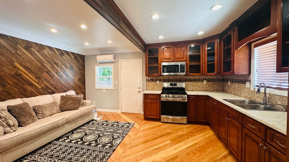 Building Photo - 1255 E 88th Pl