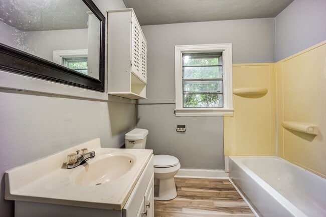 Building Photo - Freshly Updated 2 Bedroom House