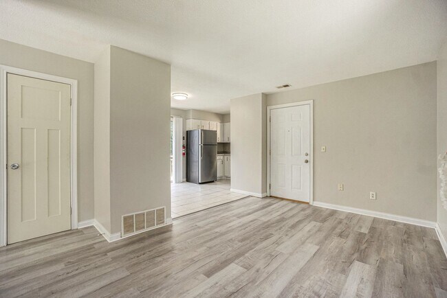 Building Photo - Charming, fully remodeled 2-Bed/1-Bath Par...