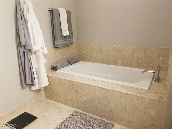 Building Photo - 4575 Dean Martin Dr
