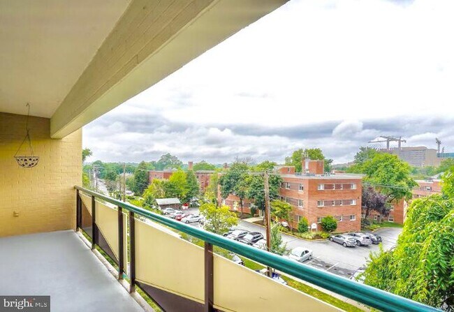Building Photo - 4720 Chevy Chase Dr