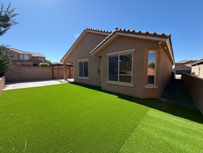 Building Photo - 4 Bedroom Single Story Home Available Near Golf Course Rd & Southern Blvd!