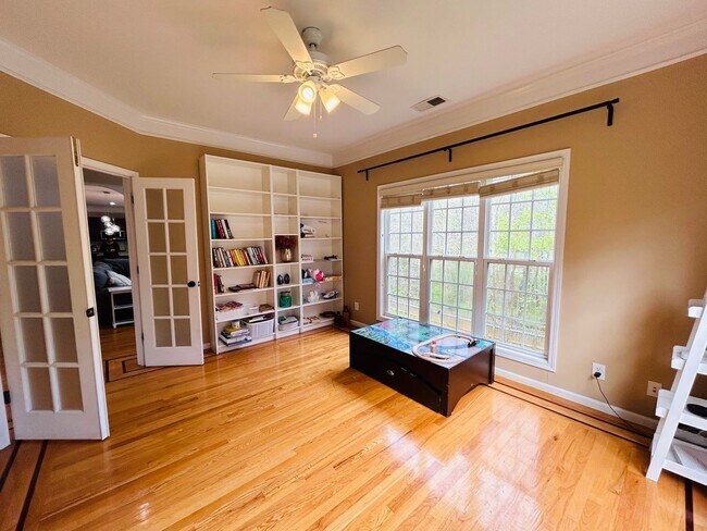 Building Photo - Incredible 4 bedroom/5 bath Tri-level home in Willoughby Park in NW Greensboro with finished base...