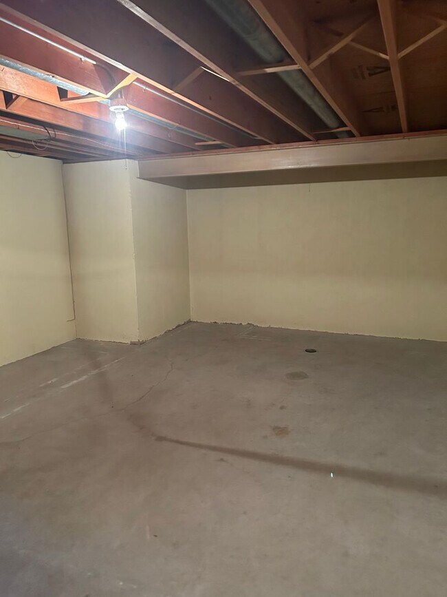 Building Photo - Cute side by side duplex