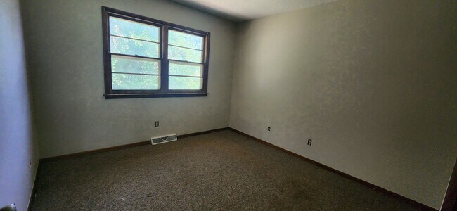Building Photo - 2 Bedroom with bonus rec space in basement!