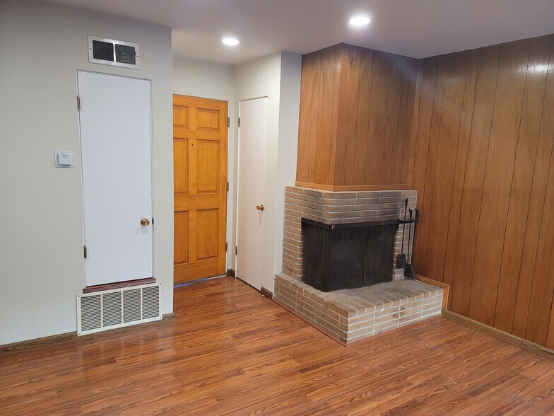Building Photo - 132 Locksley Ave