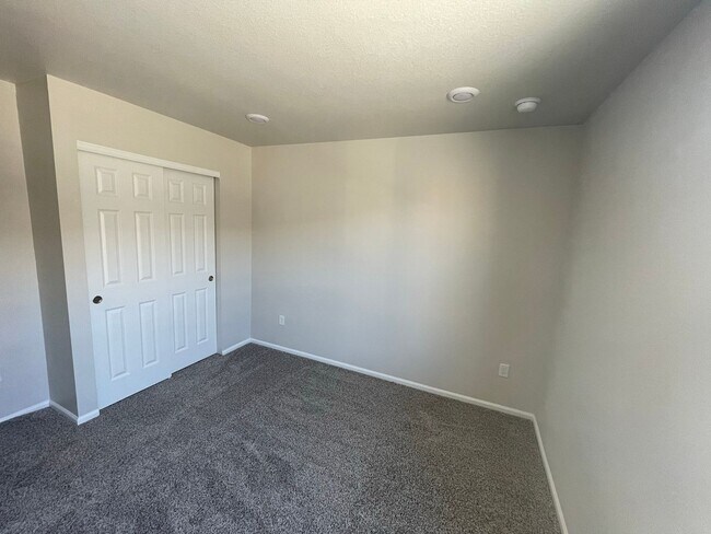 Building Photo - Updated 3 Bedroom Townhome Available July