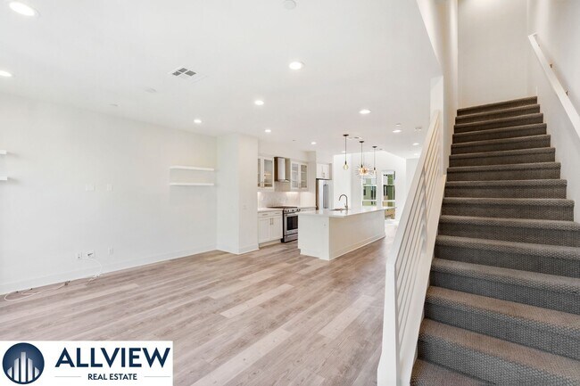 Building Photo - Gorgeous 4 Story Townhome Available in the Highly Desired 17 West Community!