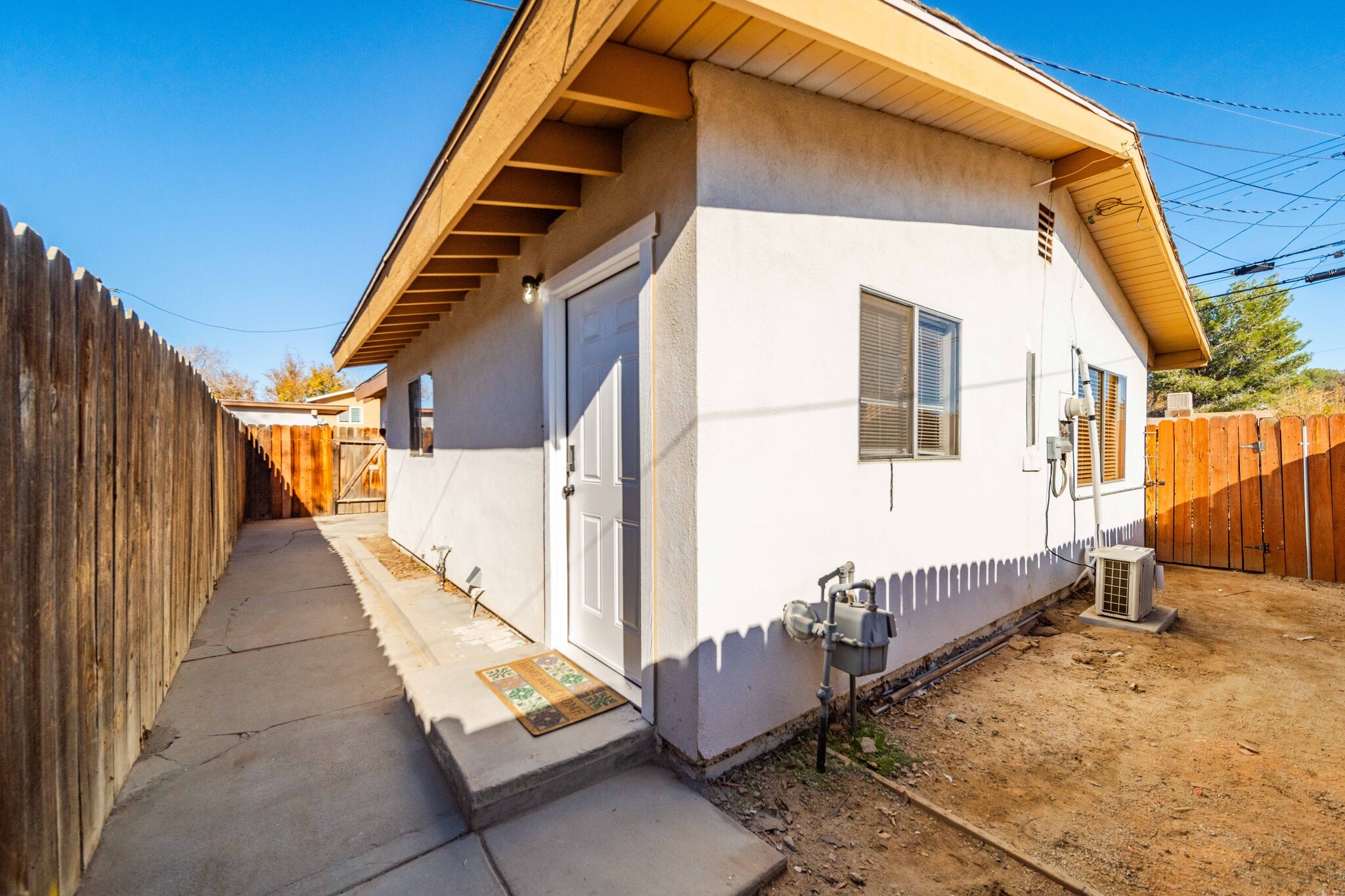 Main Entrance to 3 Rooms - 45426 10th St W