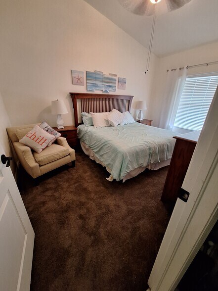 Main bedroom with vaulted ceilings and ceiling fan - 21301 Lancaster Run