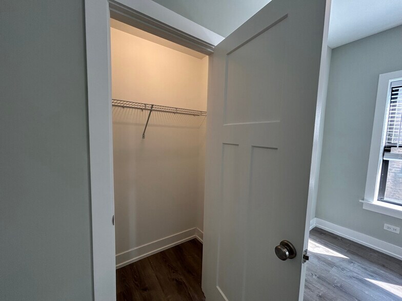 Building Photo - 1000 Crain St