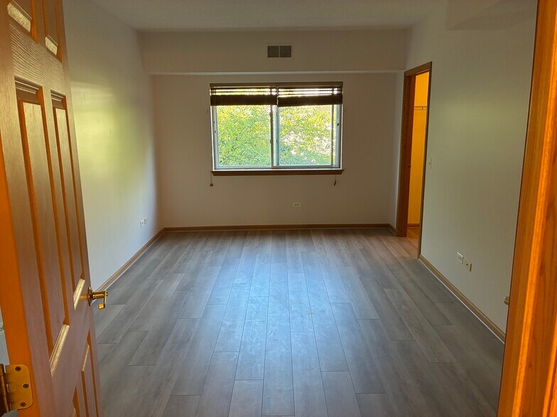 Building Photo - 927 Elderberry Cir