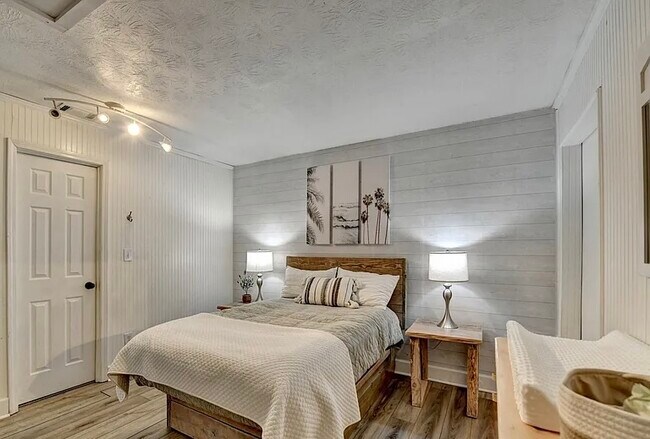 Building Photo - 561 Russell Rd