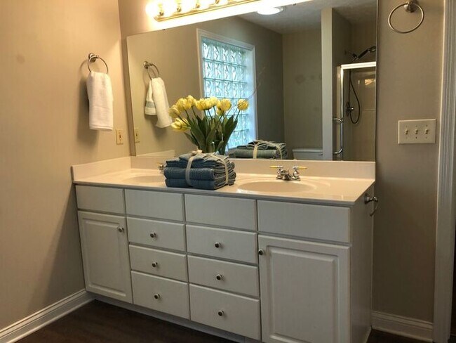 Building Photo - Spacious 3 Bedroom Ranch in Great Carmel L...