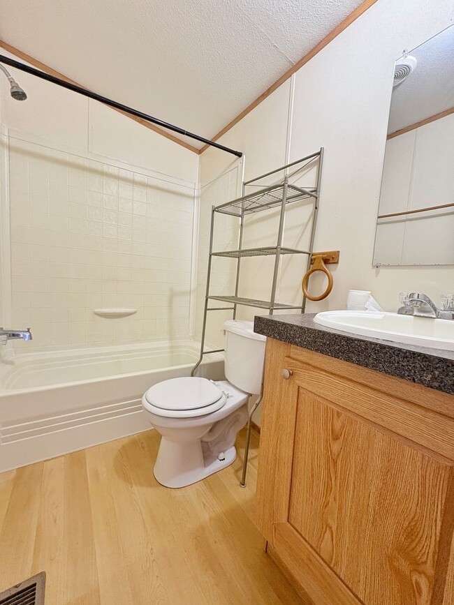 Building Photo - Very Cute 2/2 With Lake Access and Ammenities