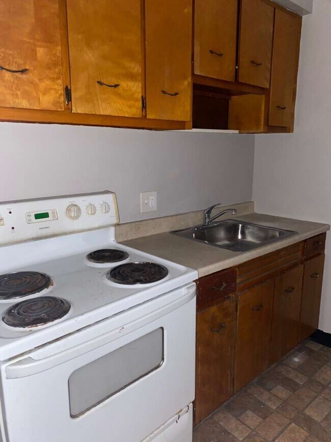 Building Photo - 1885 N Taylor Rd