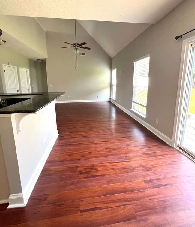 Building Photo - 4 bed 2.5 bath home!